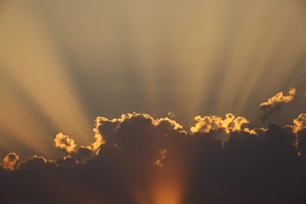 Gün batımında Bulutların arasından güneş ışınları — Stok fotoğraf