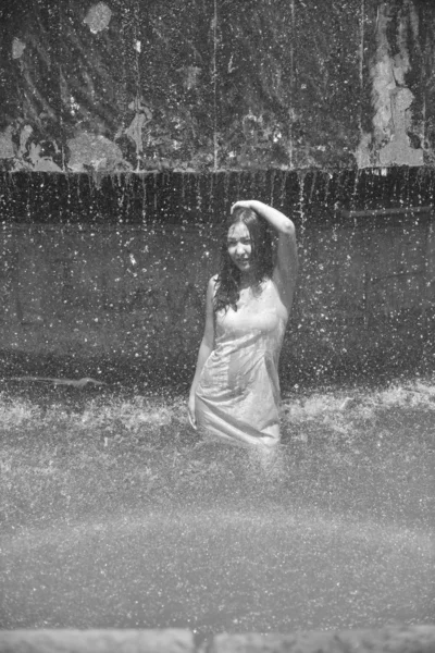 Tahrik edici bir elbise kız Su damlacıkları şehir çeşme uzun saçlı — Stok fotoğraf