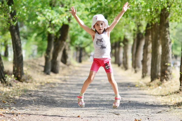 Chica saltando en el callejón del parque — Foto de Stock