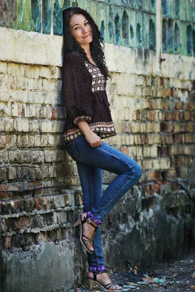 Girl posing in the ruined wall — Stock Photo, Image