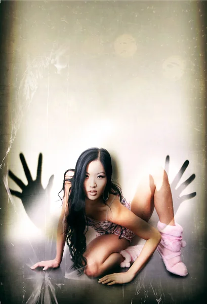 Asiatico ragazza in homewear con mani ombra su il sfondo — Foto Stock