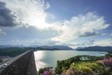 Tayland 'ın güneyindeki Surat Thani' de Ratchaprapha barajının güzel manzarası..