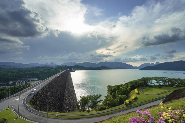 Tayland 'ın güneyindeki Surat Thani' de Ratchaprapha barajının güzel manzarası..