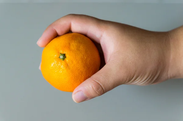 Orange Fruit hold by Hand — Fotografie, imagine de stoc