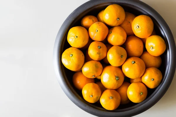 Ομάδα των πορτοκαλιών σε μεγάλο μπολ — Φωτογραφία Αρχείου