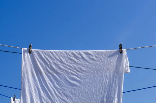 Gantung pakaian untuk mengeringkan oleh sinar matahari — Stok Foto