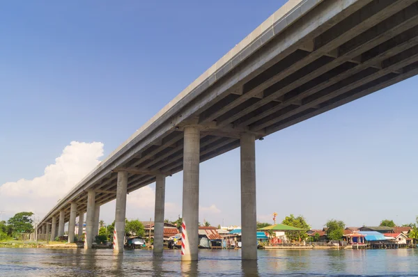 Beton tarafından yapılan uzun köprü altında