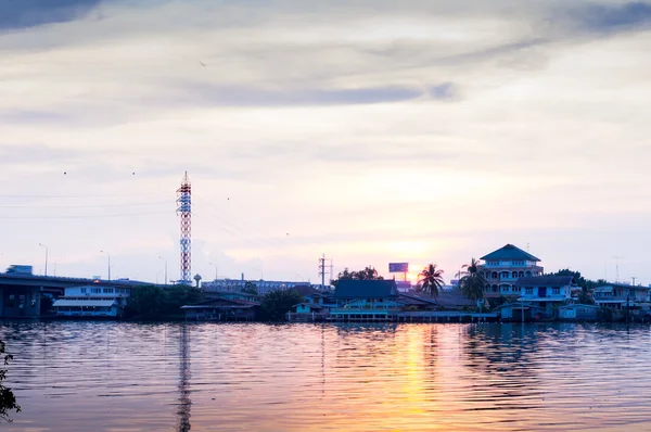 Schöner Sonnenuntergang im maeklong River — Stockfoto