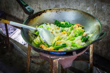 Soya soslu kızarmış ince erişte yemek