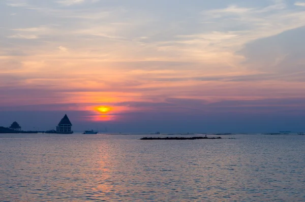Gün batımı ve deniz.