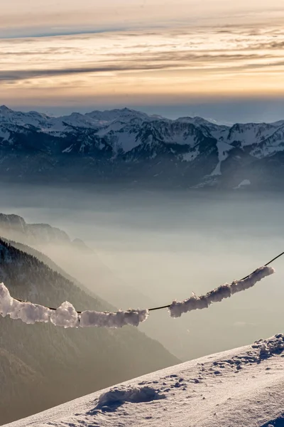 Kış Manzarası Gün Batımında Sisle Kaplı Dağlarla Kaplıydı Sviçre Rochers — Stok fotoğraf