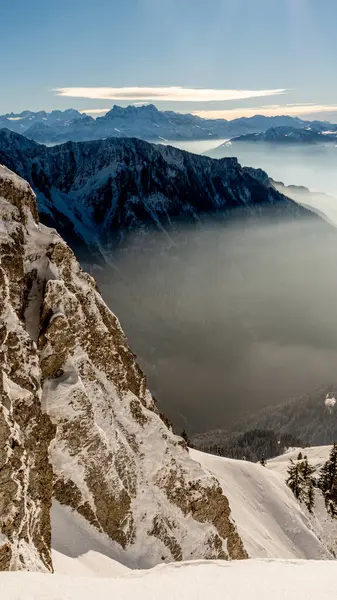Kış Manzarası Gün Batımında Sisle Kaplı Dağlarla Kaplıydı Sviçre Rochers — Stok fotoğraf