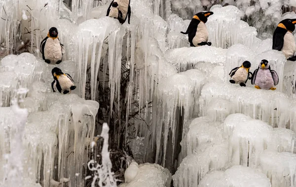 Cristalli di ghiaccio. Ghiaccioli con giocattoli pinguini. Friburgo, Svizzera. — Foto Stock