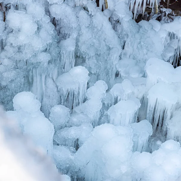 Primo piano di cristalli di ghiaccio. Icicli. — Foto Stock