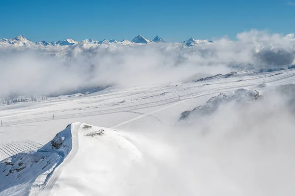 Güneşli Bir Günde Mavi Gökyüzü Olan Kar Örtülü Dağların Kış — Stok fotoğraf