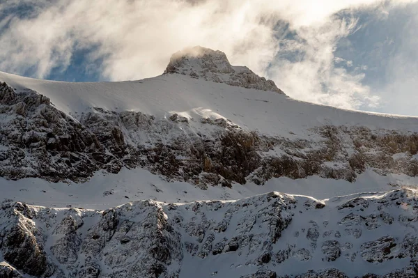 Χειμερινό Τοπίο Χιονισμένα Βουνά Μπλε Ουρανό Και Σύννεφα Την Ηλιόλουστη — Φωτογραφία Αρχείου