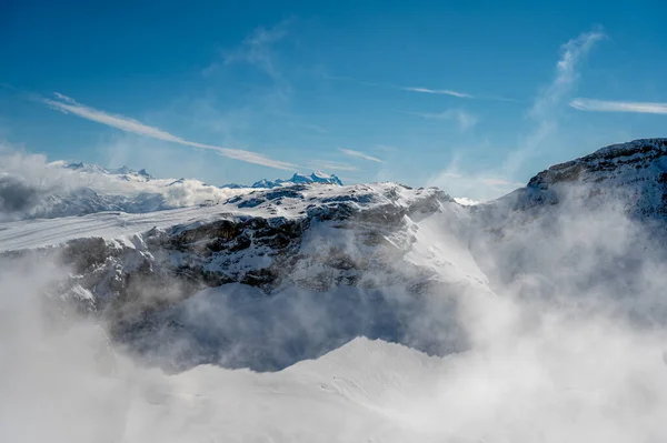 Güneşli Bir Günde Mavi Gökyüzü Bulutlarla Kaplı Kar Örtülü Dağların — Stok fotoğraf