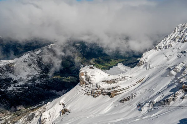 Paisagem Inverno Montanhas Cobertas Neve Vale Verde Nevoeiro Glaciares 3000 — Fotografia de Stock