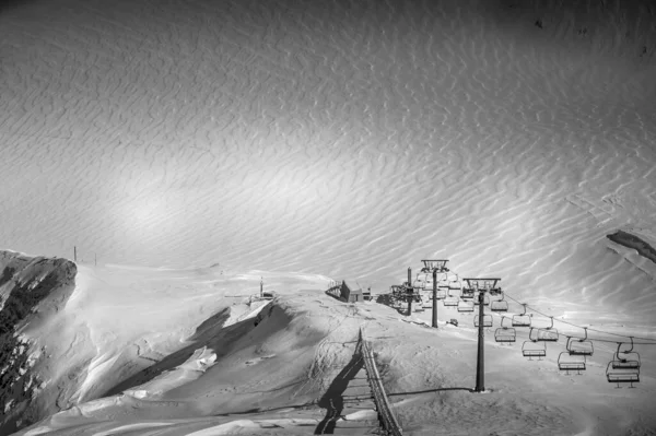 Kışın Kayak Merkezinde Boş Bir Kayak Asansörü Tatillerde Siyah Beyaz — Stok fotoğraf
