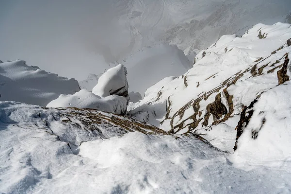 Kışın karla kaplı ıssız bir kaya. Buzullar 3000, Diableretler İsviçre 'de. — Stok fotoğraf