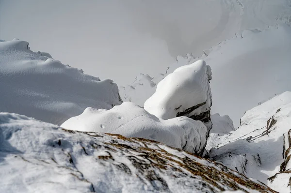 Kışın karla kaplı ıssız bir kaya. Buzullar 3000, Diableretler İsviçre 'de. — Stok fotoğraf