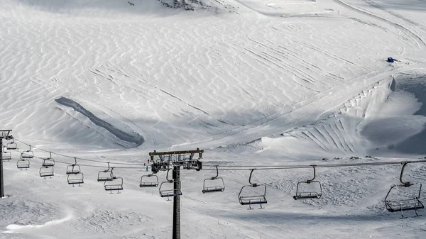 Remontées mécaniques vides dans la station de ski d'hiver - Vacances. Paysage hivernal de montagne recouvert de neige en noir et blanc. Glaciers 3000, Diablerets, Suisse. Tranquillité. — Photo