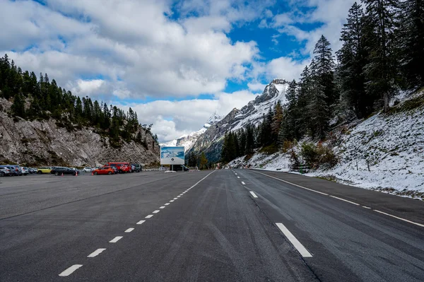 Dialerets Valais Switzerland 2020 Υψηλή Γωνία Θέας Στάθμευσης Αυτοκίνητα Και — Φωτογραφία Αρχείου
