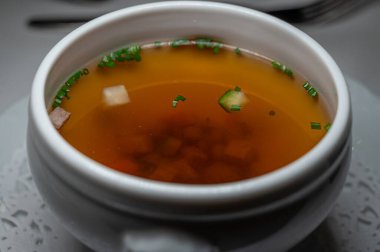 Bir kase çorba. Geleneksel ev yapımı sebzeli biftek çorbası. Lezzetli ve lezzetli..