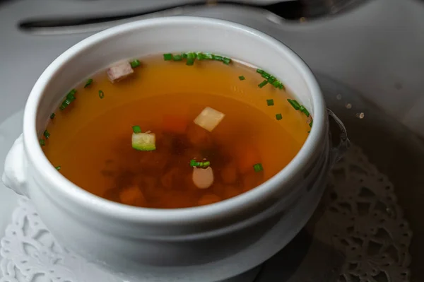 Schüssel Mit Suppe Vorhanden Traditionelle Hausgemachte Rindfleischsuppe Mit Gemüse Lecker — Stockfoto