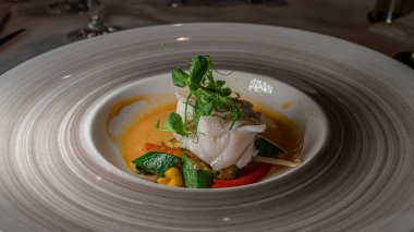 Sebzeli ve salatalı balık yemeği. Maymun balığı madalyonları. Lezzetli ve lezzetli..