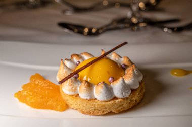 Mandalina ya da mandalina turtasının en üst görüntüsü. Taze meyveli pasta. Tatlı nefis..