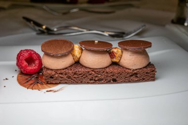 Ahududulu çikolatalı pasta, fındıklı. Lezzetli tatlı. Tatlı ve lezzetli..