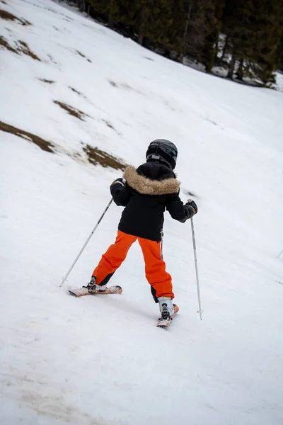 Nartach Śniegu Jeden Azjatycki Narciarz Dziecięcy Stoku Wakacje Szwajcarii Szczęśliwego — Zdjęcie stockowe