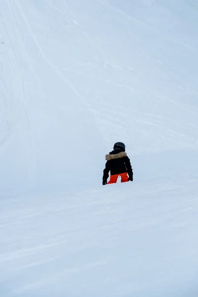 위에서 스키를 아시아인 어린이 스키어가 슬로프를 스위스에서의 — 스톡 사진