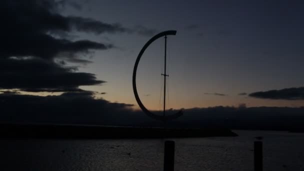 Zonsondergang boven meer in de avond. Haven van Ouchy met vliegende vogels, meer, lucht en wolken. Meer van Genève, Zwitserland. Tijdsverloop. — Stockvideo