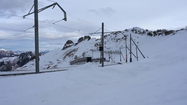 Rochers de Naye, Montreux, Zwitserland - 12.23.2020: Marmots paradijs tandradtrein vervoer aankomst op bergtop station in Zwitserland in de winter. — Stockvideo