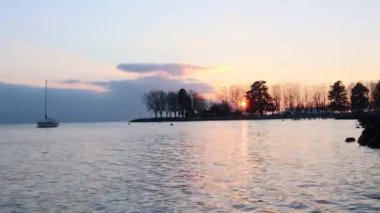 Gölün üzerinde gün batımı. İsviçre, Lozan, Ouchy Limanı 'nın sakin manzarası. Doğada güzellik. Kroicocephalus ridibundus. Siyah kafalı.