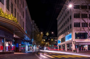 Lozan, Vaud, İsviçre - 01.10.2021: Lozan şehrinde gece araba ışığı izleri.