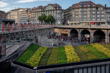 Lozan, Vaud Kantonu, İsviçre - 2 Temmuz 2021: UEFA EURO 2020 futbol maçını izleyen kalabalık açık havada İspanya 'ya karşı. Heyecan anı