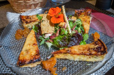 Açık havada taze yaz salatası, peynirli turta ve yenilebilir çiçek. Sağlıklı beslenme kavramı.