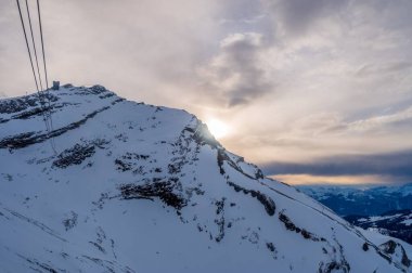 İsviçre 'de Cable Car ve Mountain ile Buzul 3000 Sırtı kış manzarası.