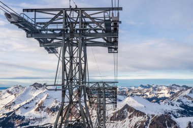 Buzulun Kış Manzarası İsviçre 'de dağlı 3000 Çelik Kablo Araba Kulesi.