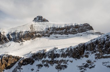 Buzul 3000 'deki Karla kaplı Dağ Zirvesi, İsviçre Alpleri, İsviçre.