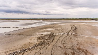 Mont Saint-Michel Körfezi Mudflats ve gelgit desenleri manzarası. Normandiya, Fransa.