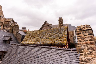 Mont Saint-Michel Ortaçağ Çatı ve Taş Binaları. Normandiya, Fransa.