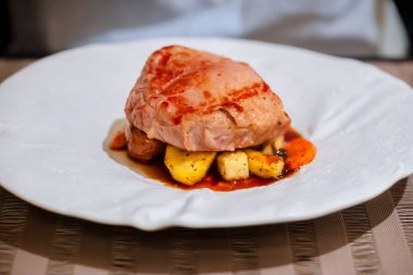 Kızarmış Sebzeli Gurme Et Tabağı 'nın yakın çekimi. Lezzetli Güzel Yemek Mutfağı.