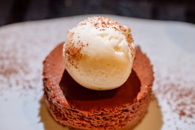 Vanilyalı Dondurmalı Gurme Çikolatalı Tatlı 'nın yakın çekimi. Lezzetli Güzel Yemek Mutfağı.