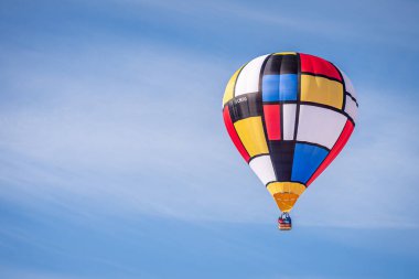 Şato d 'oex, Vaud Canton, İsviçre - 1 Şubat 2026: Blue Sky' da Uçan Renkli Sıcak Hava Balonu. Hava Macerası ve Özgürlük.