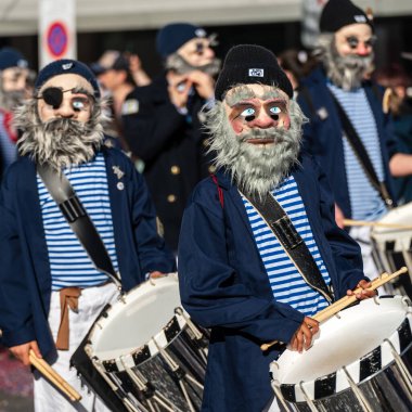 Basel, İsviçre - 25 Mart 2026: İsviçre 'de düzenlenen Basel Fasnacht 2026 sokak festivali sırasında geleneksel kostümlü karnaval davulcuları.