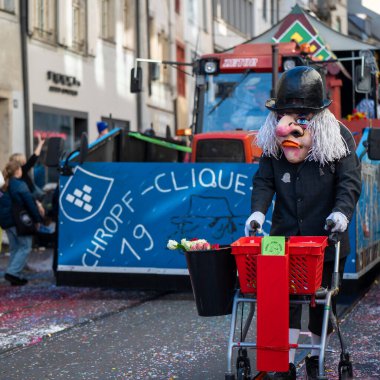 Basel, İsviçre - 25 Mart 2026: İsviçre 'de düzenlenen Basel Fasnacht 2026 sokak festivali sırasında geleneksel kostümlü karnaval davulcuları.